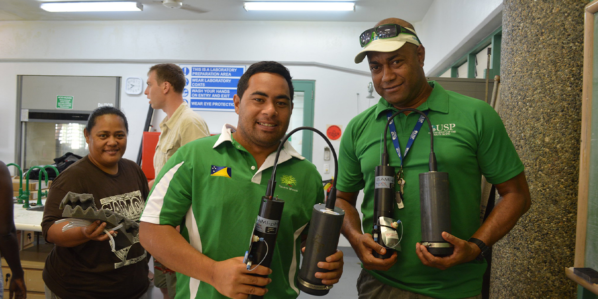 Участники нашего семинара по мониторингу подкисления океана на Фиджи держат датчики pH