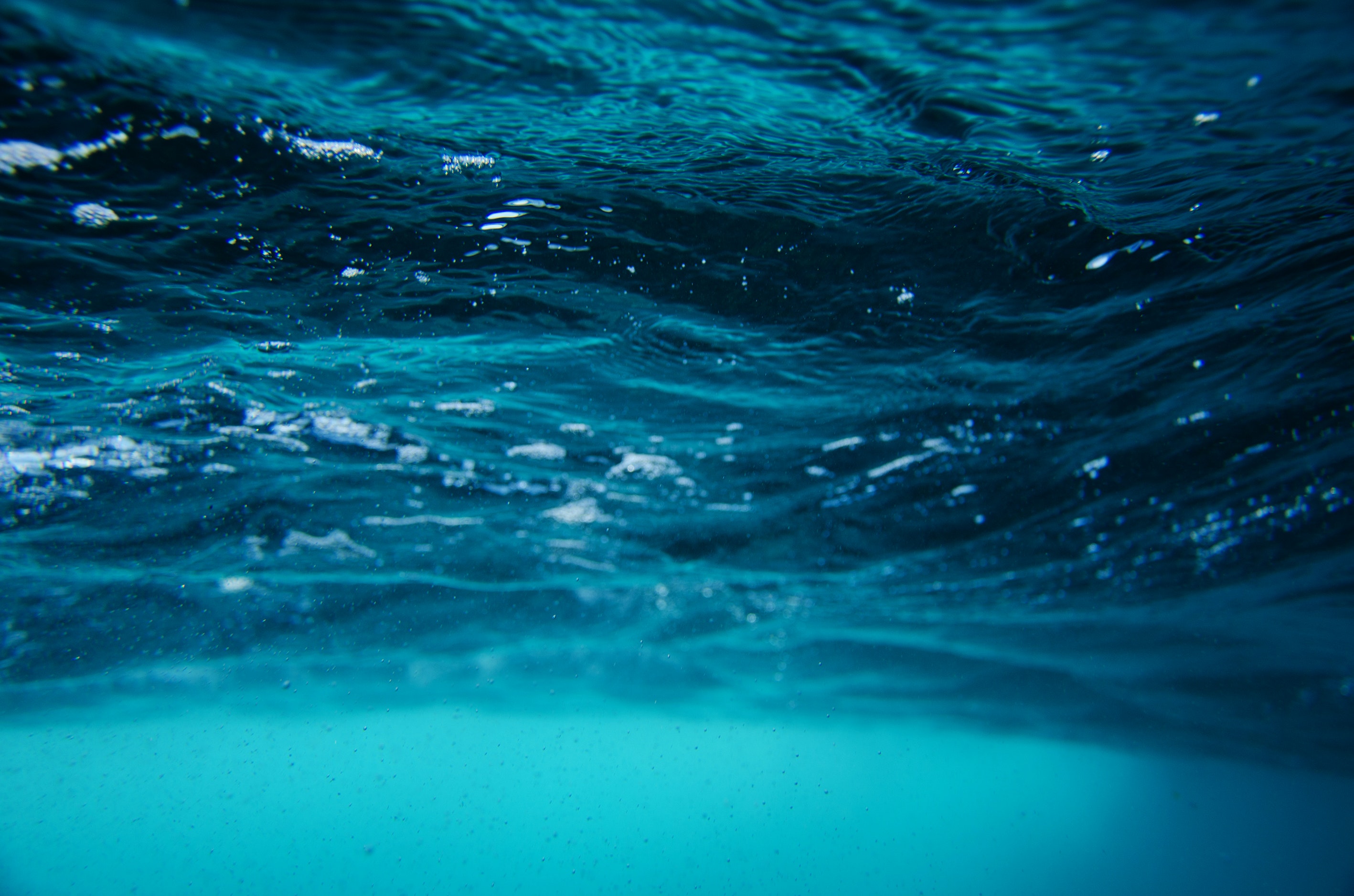 Волна бегущая по поверхности воды. Океан. Гладь воды. Голубая вода. Морская вода.