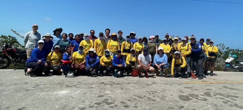 Hele teamet for restaurering av mangrove i Xcalak, Mexico