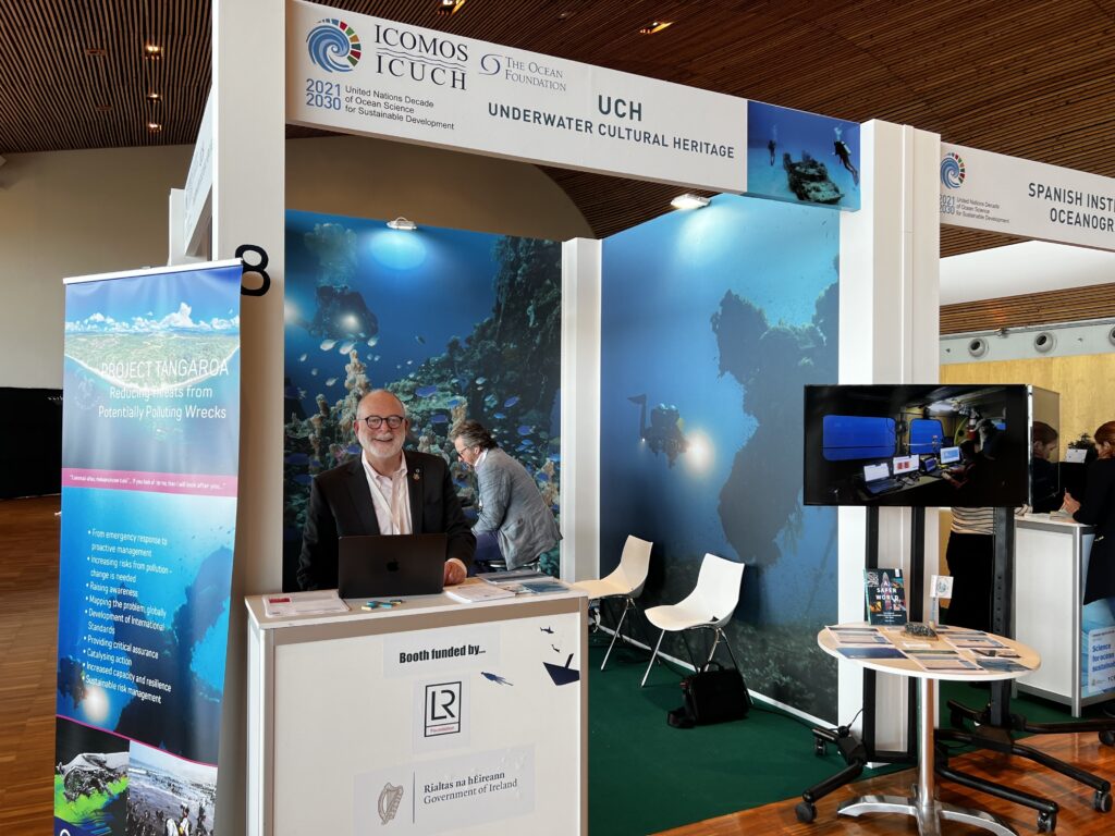 TOF prezidentas Markas J Spaldingas povandeninio kultūros paveldo stende 2024 m. JT vandenyno dešimtmečio konferencijoje.