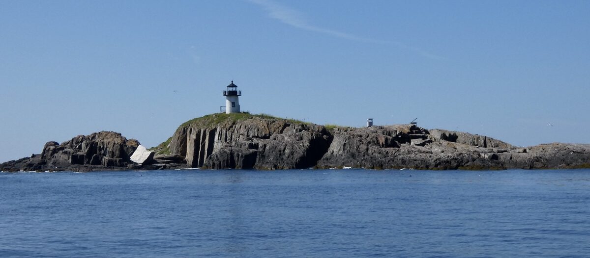 Farol em um afloramento rochoso.