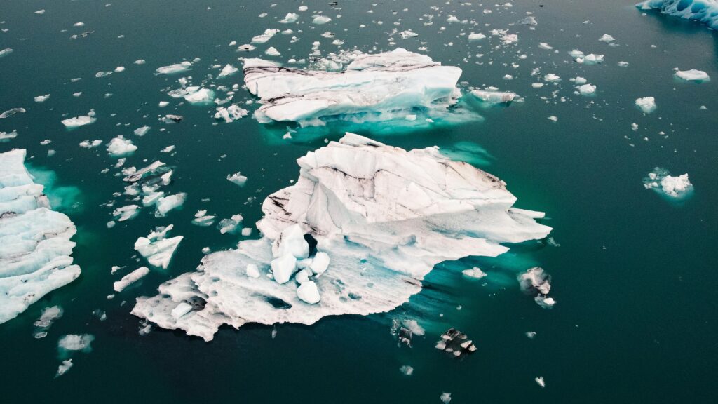 Icelandic icebergs in green waters taken by Photo by Caio Cezar.