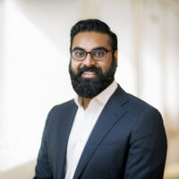 صورة شخصية لجون جورج وهو يرتدي بدلة.